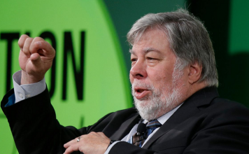 استیو وزنیاک از یوتیوب شکایت کرد